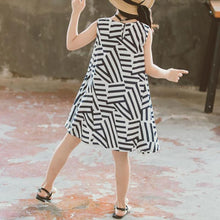 Carregar imagem no visualizador da galeria, Vestido Listrado Irregular - Tamanhos de 3 a 11 anos