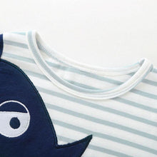 Carregar imagem no visualizador da galeria, Body Listrado Dinossauro - Tamanhos de 3 a 18 meses
