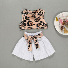 Carregar imagem no visualizador da galeria, Conjunto Shorts Clochard + Cropped Leopardo - Tamanhos de 6 meses a 3 anos
