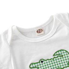 Carregar imagem no visualizador da galeria, Conjunto Body + Shorts Jacaré - 0 a 4 anos
