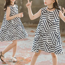 Carregar imagem no visualizador da galeria, Vestido Listrado Irregular - Tamanhos de 3 a 11 anos
