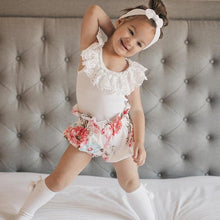 Carregar imagem no visualizador da galeria, Conjunto 2 Peças Ciganinha Rendada Shorts Floral  - Tamanhos de 0 a 4 anos
