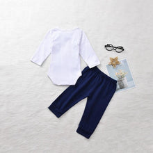 Carregar imagem no visualizador da galeria, Conjuntinho Casual Body com Suspensório e Gravatinha Borboleta Fixo - Tamanhos de 0 a 2 anos
